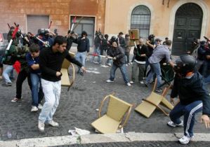 scontri tra studenti a Piazza Navona