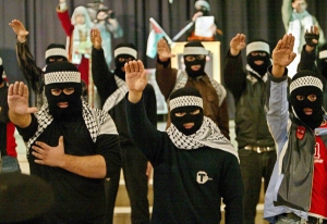I Giovani di Fatah durante una manifestazione....ricorda nulla?