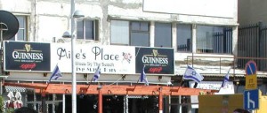 Il Mike's Place pochi giorni dopo l'attacco suicida nell'Aprile del 2003