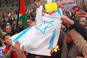 Prima della partenza bruciate in piazza alcune bandiere israeliane. Ad aprire il corteo un gruppo di manifestanti con in mano delle scarpe a simboleggiare l'atto compiuto dal giornalista iracheno che ha lanciato la proria calzatura contro il presidente degli Usa George Bush (Salmoirago)